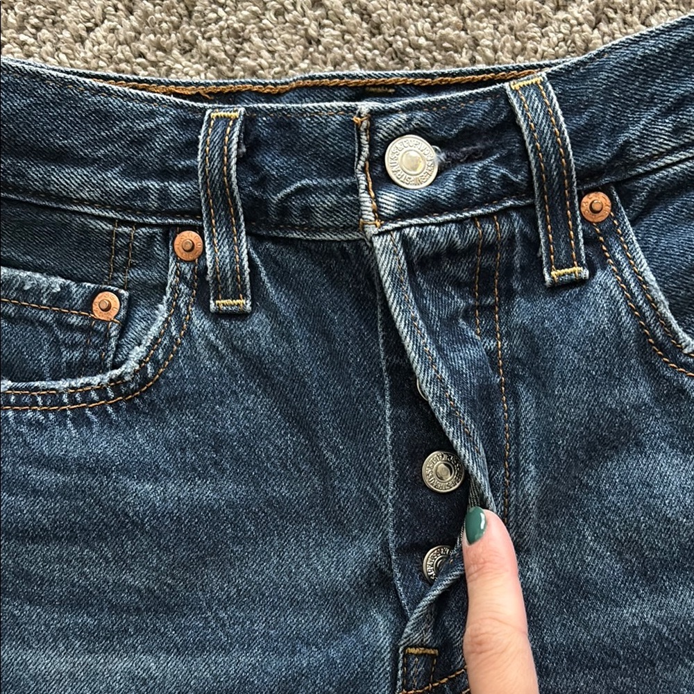 Levi’s Premium Ribcage Shorts - Picture 3 of 5
